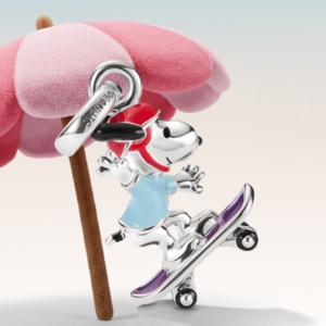 snoopy-anhänger mit skateboard
